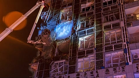 Rettungskräfte löschen ein Feuer nach einem russischen Angriff in Kiew, Ukraine, Dienstag, 25. November 2025