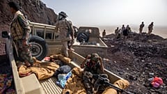Des combattants yéménites soutenus par la coalition dirigée par l'Arabie saoudite lors d'affrontements avec les Houthis sur la ligne de front de Kassara, au Yémen, juin 2021.
