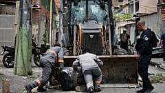 A rendőrség elbont egy barrikádot Rio de Janeiróban, 2025.11.24-én