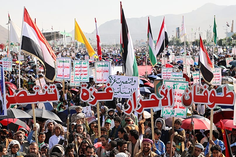 Des partisans houthis célèbrent l'accord de cessez-le-feu entre Israël et le Hamas, à Sanaa, au Yémen, le vendredi 10 octobre 2025