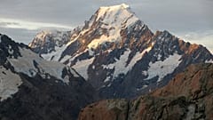 Aoraki, znana również jako Mount Cook, najwyższa góra Nowej Zelandii, jest pokazana o zachodzie słońca, 30 marca 2014 r., w Twizel, Nowa Zelandia