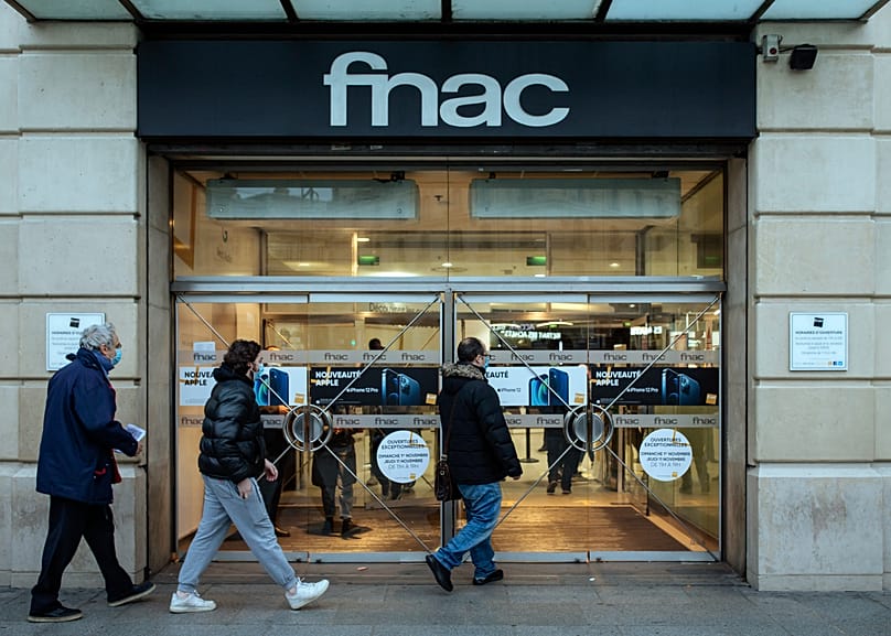 Des clients entrant dans un magasin Fnac 