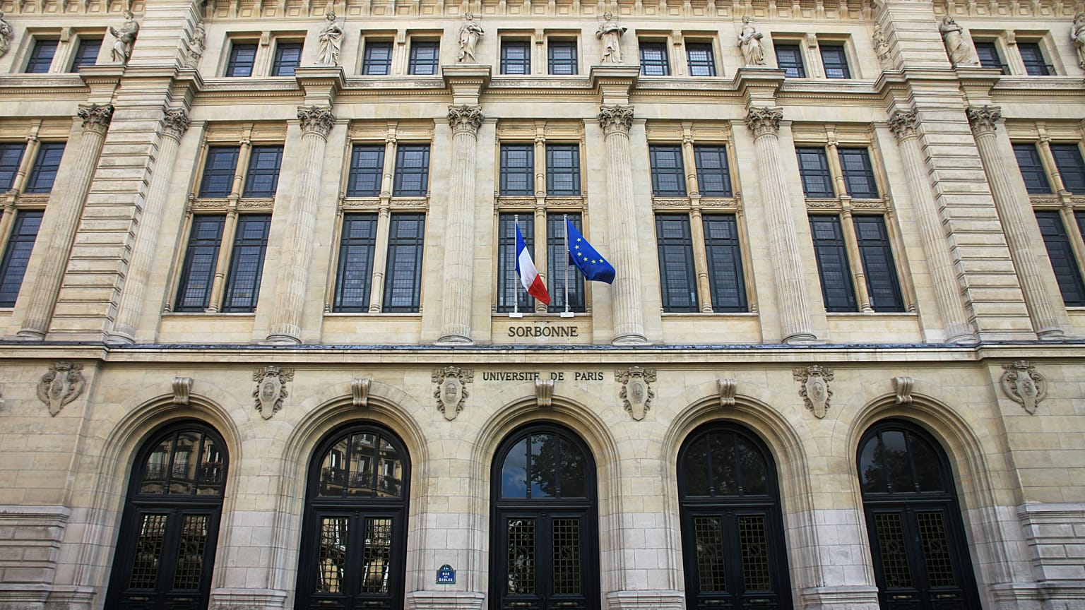 Entrée du bâtiment principal de la "nouvelle" Sorbonne, construit par Henri-Paul Nénot, rue des Écoles, Paris.