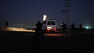 موكب تابع للجنة الدولية للصليب الأحمر، دير البلح وسط قطاع غزة، يوم الثلاثاء 25 نوفمبر 2025.