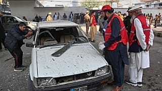 يقوم عمال الإنقاذ بفحص سيارة في موقع هجوم انتحاري عند البوابة الرئيسية لمقر القوة الفدرالية شبه العسكرية (FC) في بيشاور، باكستان، الاثنين 24 نوفمبر 2025