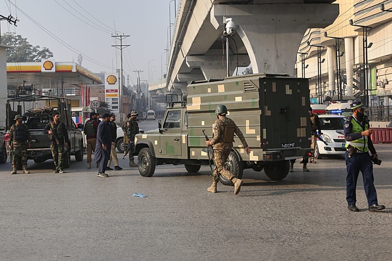 يقف مسؤولون أمنيون للحراسة على طريق مغلق بعد هجوم انتحاري استهدف مقر القوة الفدرالية شبه العسكرية (FC) في بيشاور، باكستان، الاثنين 24 نوفمبر 2025