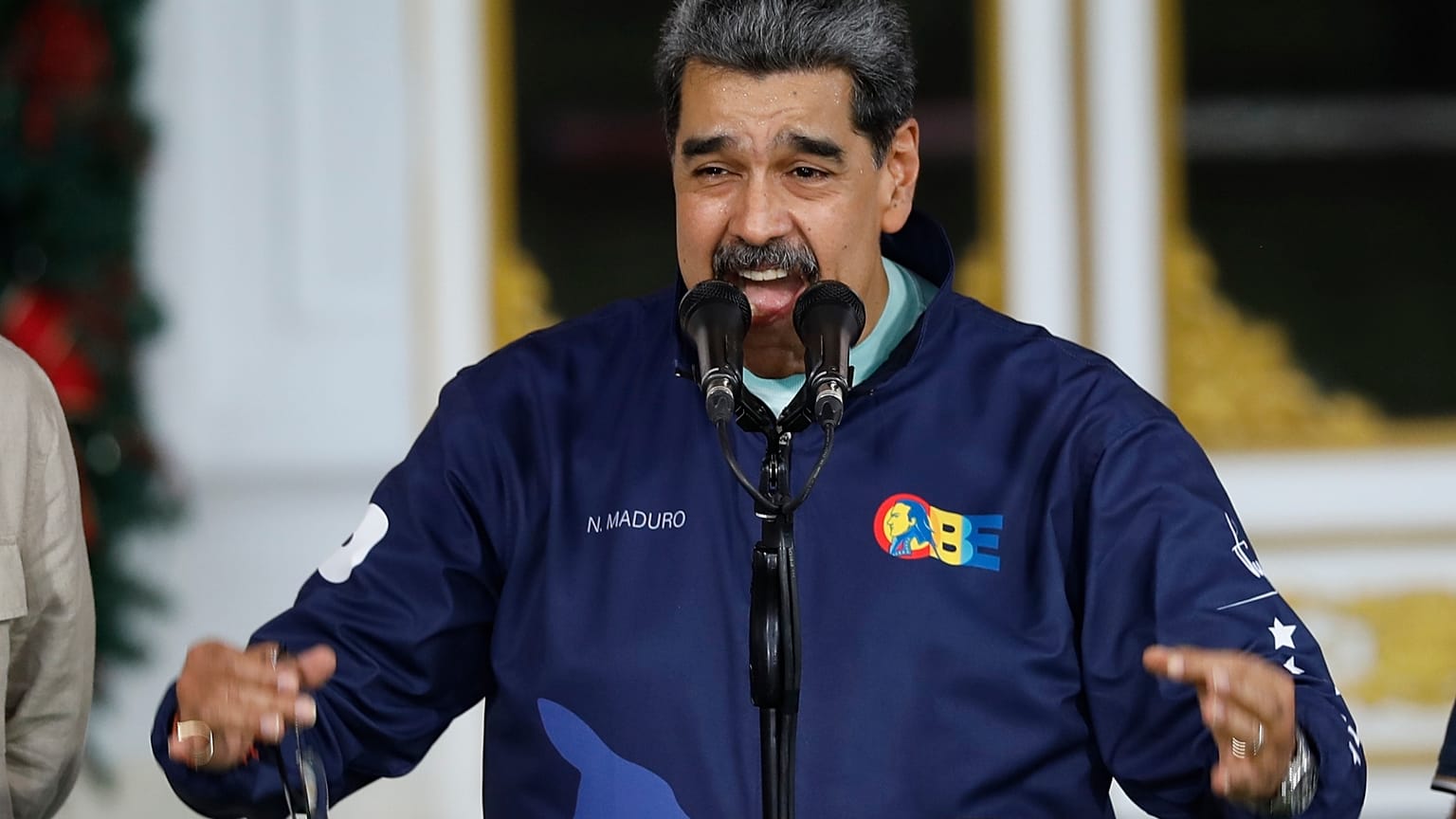 El presidente venezolano, Nicolás, habla durante un evento del Día del Estudiante en el palacio presidencial de Miraflores en Caracas, Venezuela, el 21 de noviembre de 2025.
