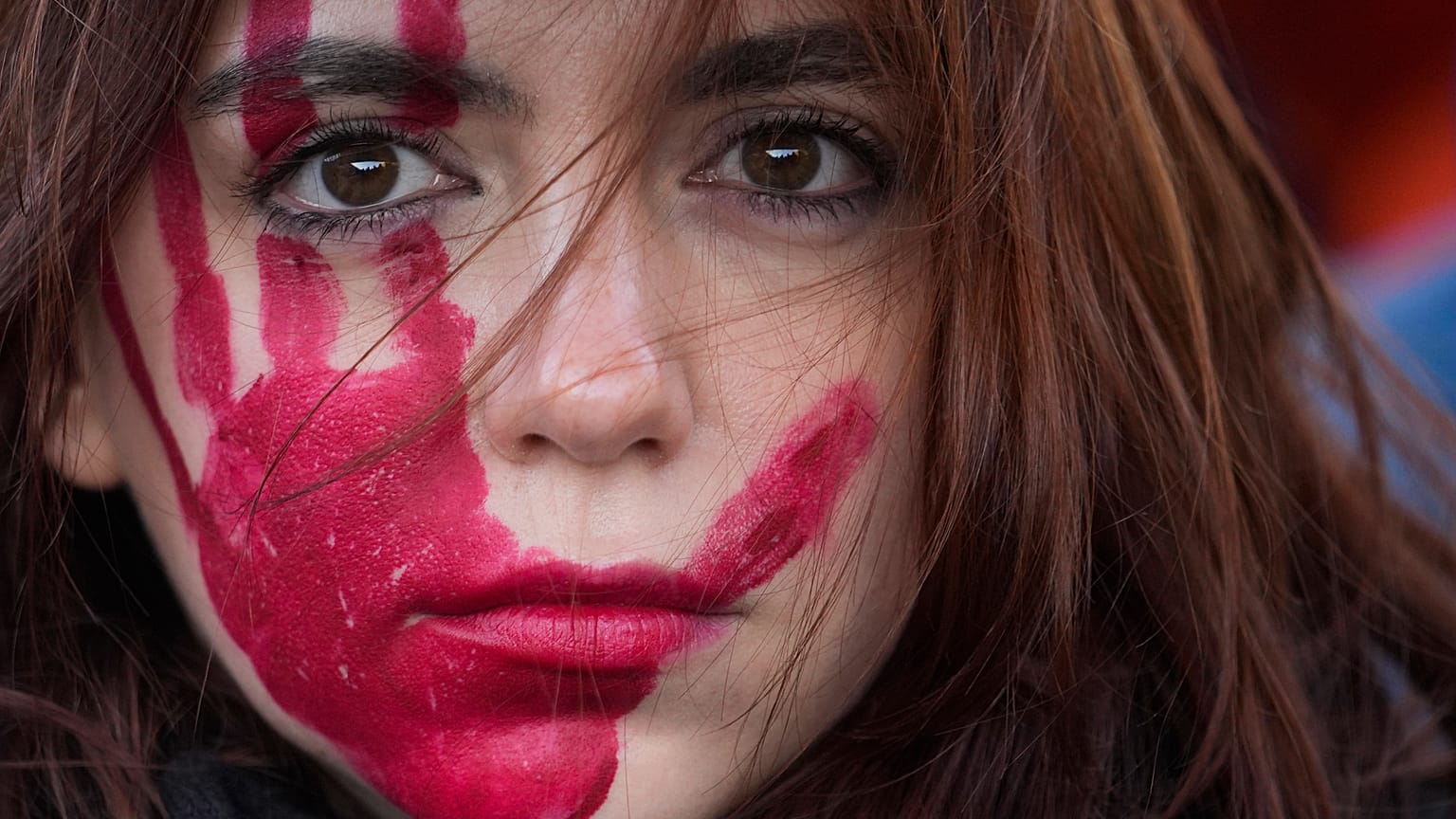 Una donna partecipa a una manifestazione nella Giornata internazionale per l'eliminazione della violenza contro le donne, Milano, 25 novembre 2023. (AP Photo/Luca Bruno)