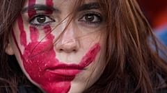 Una donna partecipa a una manifestazione nella Giornata internazionale per l'eliminazione della violenza contro le donne, Milano, 25 novembre 2023. (AP Photo/Luca Bruno)