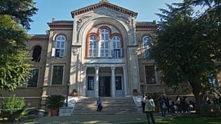 Έλληνες πιστοί επισκέπτονται τη Θεολογική Σχολή της Χάλκης, στην Ιερά Μονή Αγίας Τριάδος, στη νήσο Χάλκη της Κωνσταντινούπολης, την Παρασκευή 14 Νοεμβρίου 2025