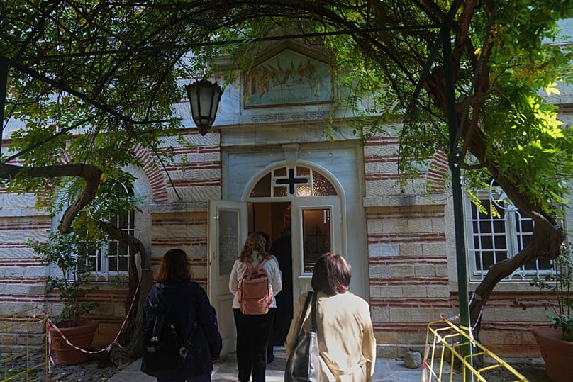 Έλληνες πιστοί επισκέπτονται τον ναό της Ορθόδοξης Μονής της Αγίας Τριάδος, όπου στεγάζεται και η Θεολογική Σχολή της Χάλκης, την Παρασκευή 14 Νοεμβρίου 