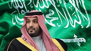 الأمير محمد بن سلمان والعلم السعودي من خلفه
