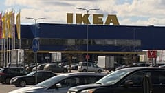 Parkoló autók egy Ikea áruház előtt Vilniusban, Litvániában. 2025. március 17.
