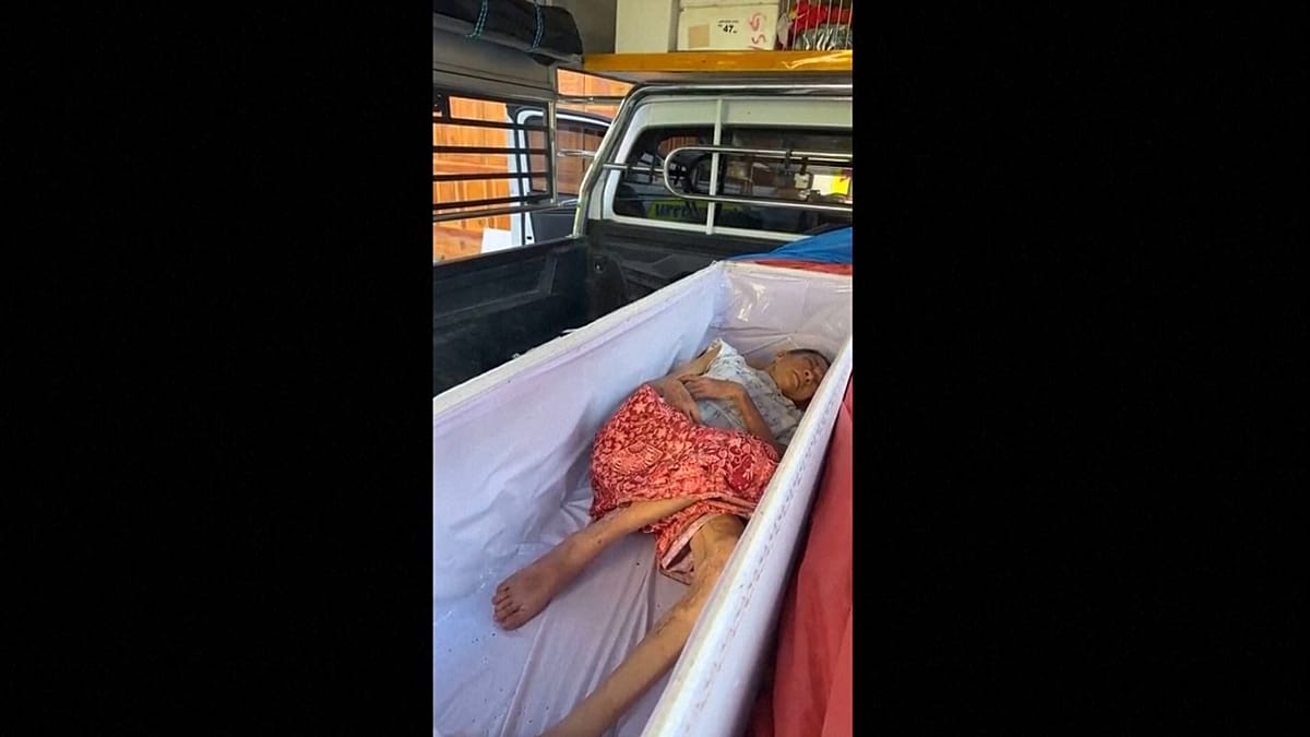 Thail-ndische-Frau-lebend-im-Sarg-gefunden-kurz-vor-der-Ein-scherung-im-Tempel