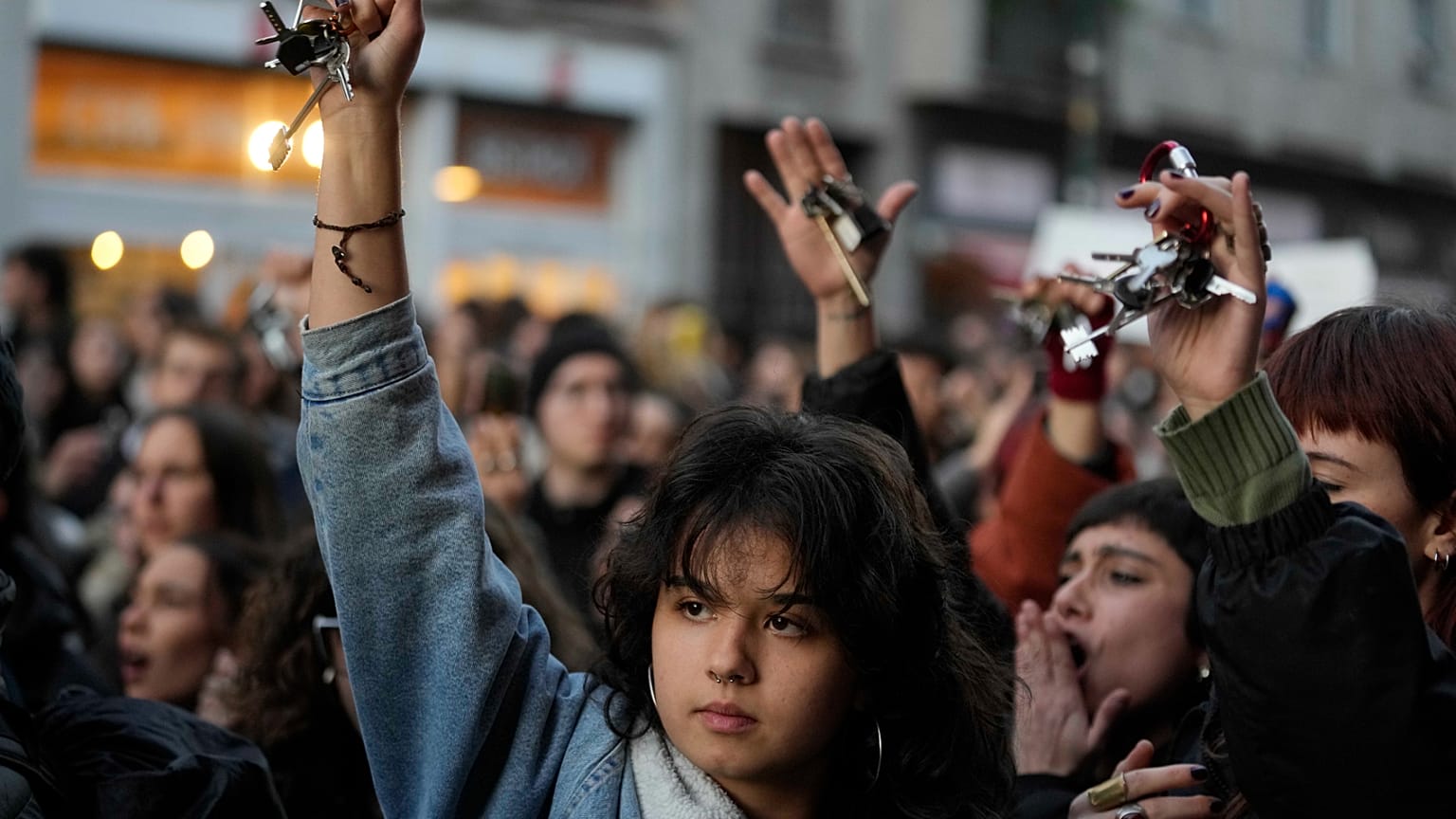 Los estudiantes participan en un flash mob 'Un minuto de ruido para Giulia' afuera de la Universidad Statale, en Milán, Italia, el miércoles 22 de noviembre de 2023.