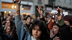 Los estudiantes participan en un flash mob 'Un minuto de ruido para Giulia' afuera de la Universidad Statale, en Milán, Italia, el miércoles 22 de noviembre de 2023.