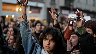 Los estudiantes participan en un flash mob 'Un minuto de ruido para Giulia' afuera de la Universidad Statale, en Milán, Italia, el miércoles 22 de noviembre de 2023.