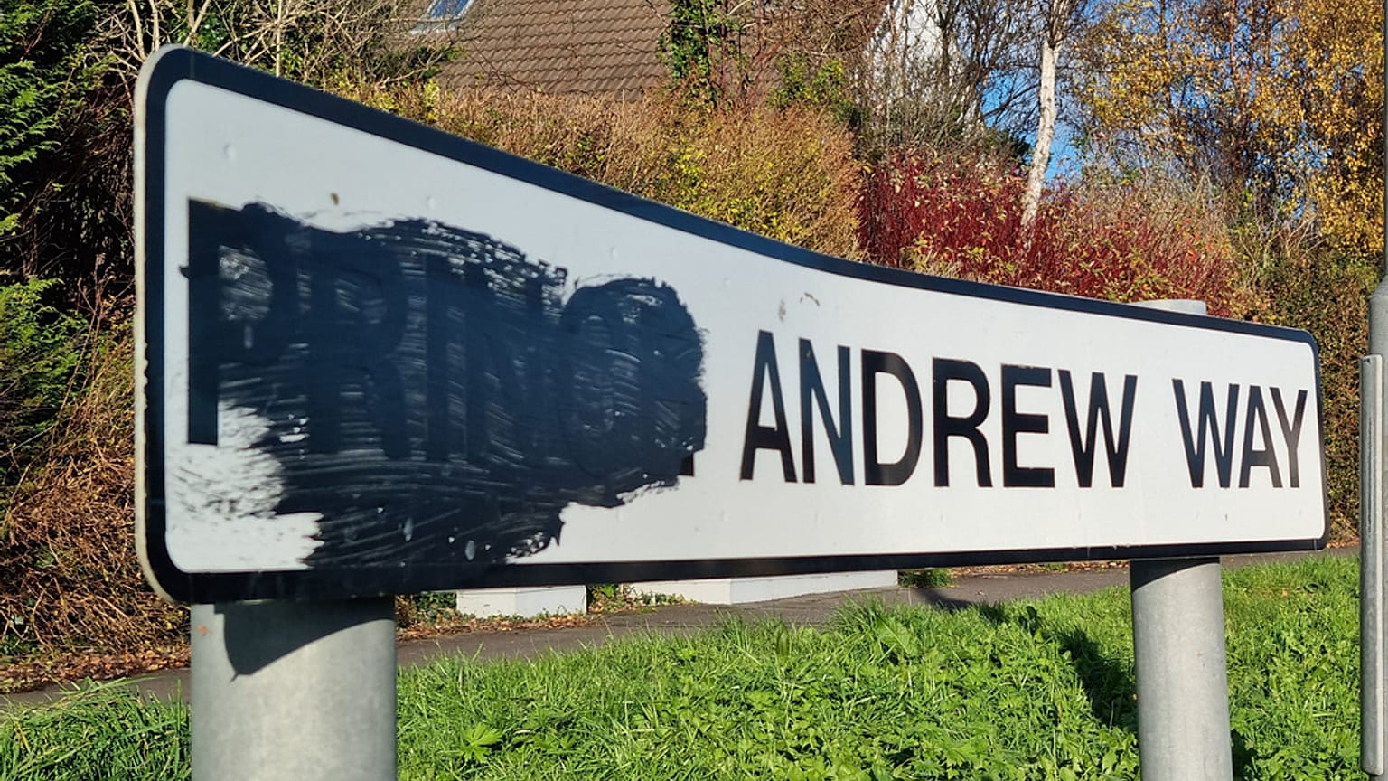 Un cartello stradale "Prince Andrew Way" è visibile a Carrickfergus, Irlanda del Nord, lunedì 24 novembre 2025.