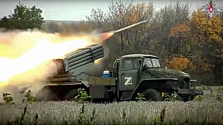 إطلاق راجمات صواريخ غراد التابعة للجيش الروسي صواريخ على القوات الأوكرانية في موقع غير محدد.