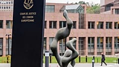 DATEI: Ein Mann geht am Europäischen Gerichtshof in Luxemburg vorbei, 5. Oktober 2015