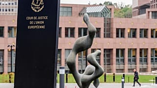 FILE: Un uomo cammina davanti alla Corte di giustizia europea a Lussemburgo, 5 ottobre 2015