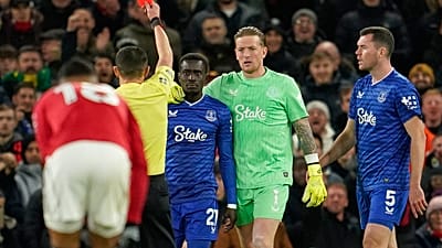Football : Idrissa Gueye gifle son coéquipier et prend un rouge
