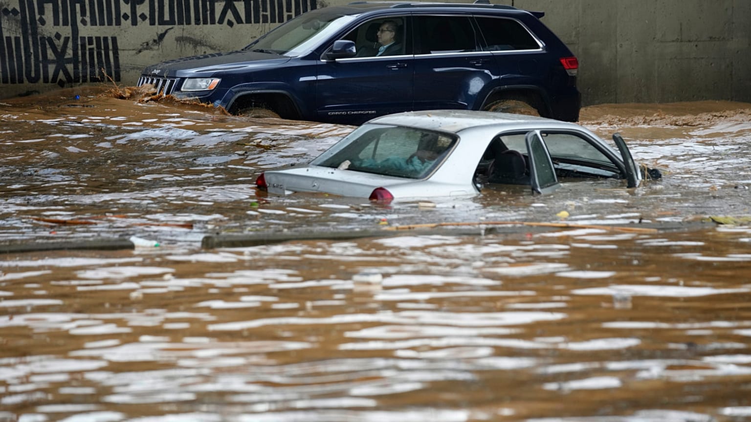  سيارة غارقة في الفيضانات على طريق سريع غمرته الأمطار في بيروت، لبنان، السبت، 23 كانون الأول/ديسمبر 2023.