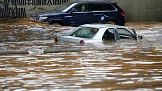  سيارة غارقة في الفيضانات على طريق سريع غمرته الأمطار في بيروت، لبنان، السبت، 23 كانون الأول/ديسمبر 2023.
