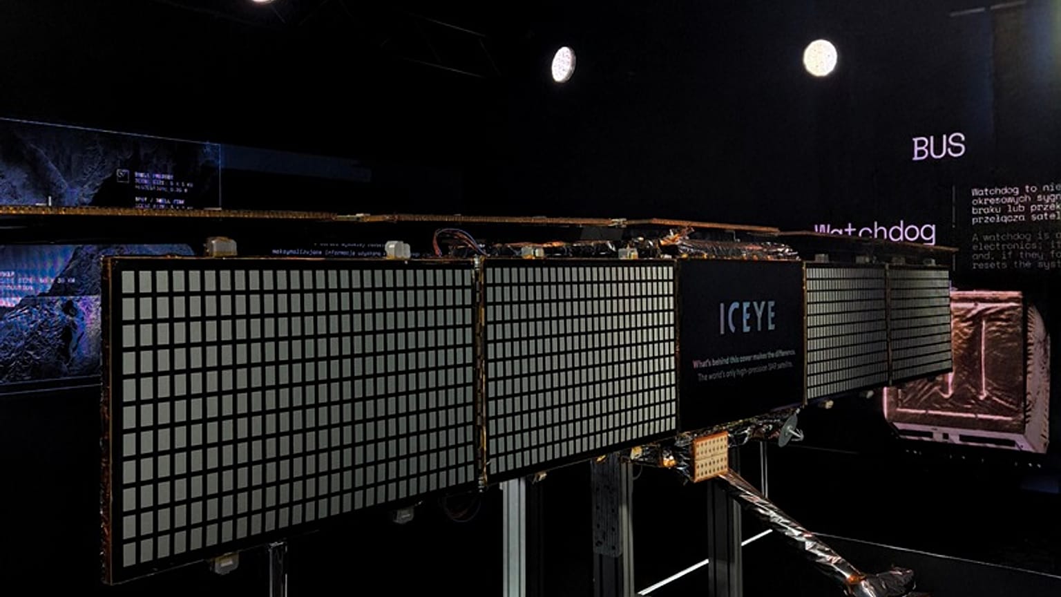 Satelita firmy ICEYE na wystawie "Czujność z orbity" w Muzeum Wojska Polskiego. 