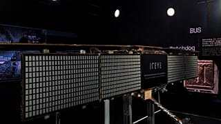 Satelita firmy ICEYE na wystawie "Czujność z orbity" w Muzeum Wojska Polskiego. 