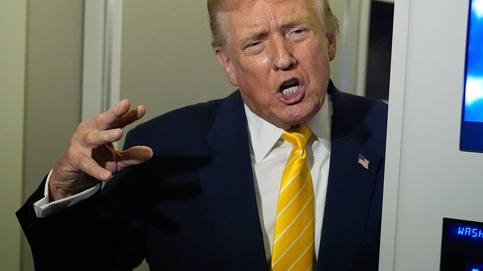 الرئيس دونالد ترامب يتحدث إلى الصحفيين على متن الطائرة الرئاسية في طريقه إلى منتجعه مار-أ-لاجو في بالم بيتش، فلوريدا، يوم الجمعة 14 نوفمبر 2025. (أ ف ب/مانويل بالسي سينيتا)