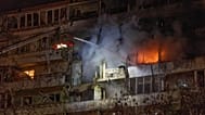 Les pompiers ont éteint l’incendie après qu’un drone a percuté un immeuble résidentiel à plusieurs étages pendant l’attaque nocturne de drones russes à Kyiv.