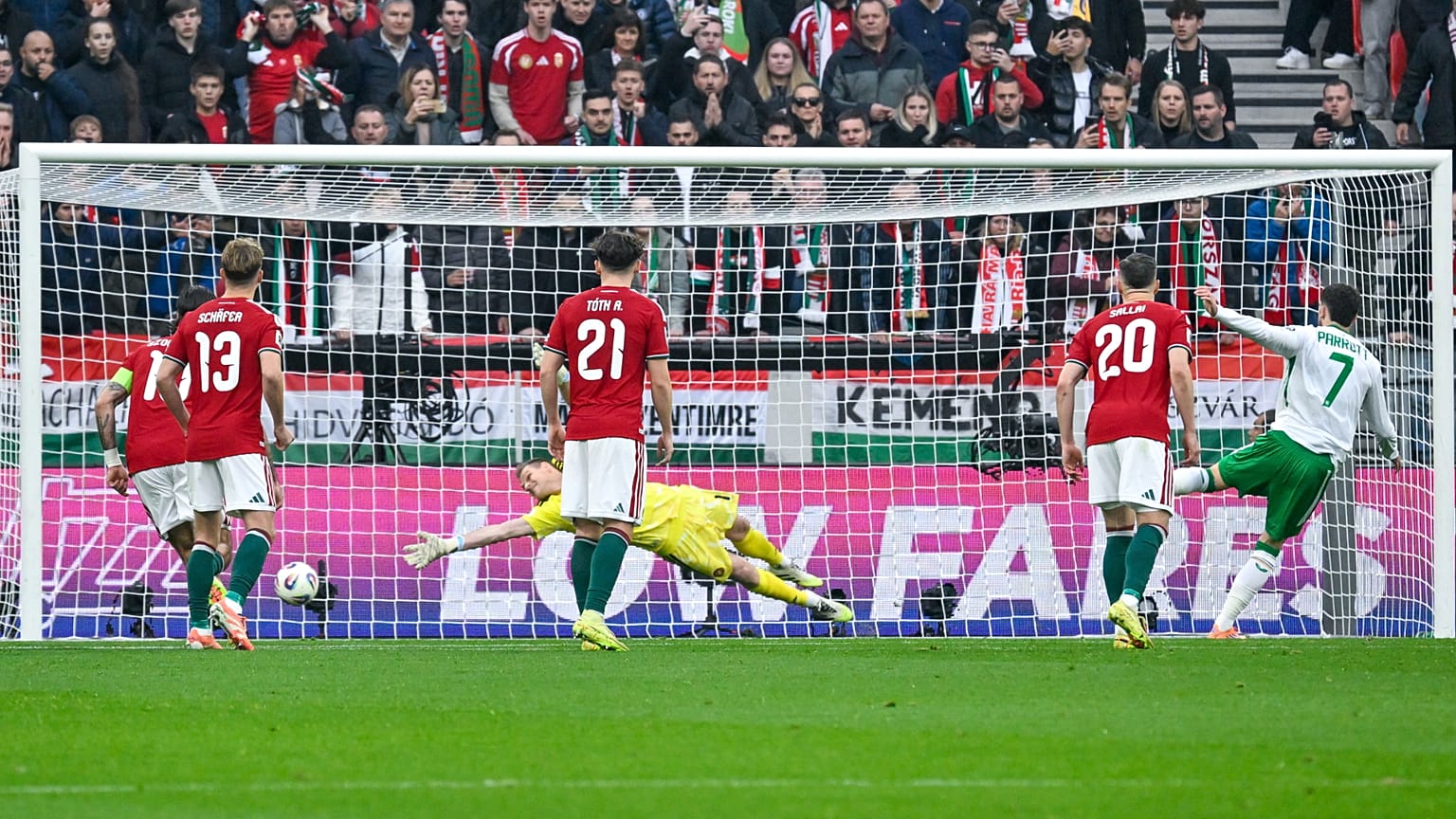 Az ír Troy Parrott (7) tizenegyesből gólt szerez a magyar - ír labdarúgó vb-selejtezőn a Puskás Arénában 2025. november 16-án