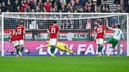 Az ír Troy Parrott (7) tizenegyesből gólt szerez a magyar - ír labdarúgó vb-selejtezőn a Puskás Arénában 2025. november 16-án