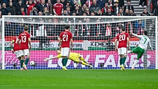 Az ír Troy Parrott (7) tizenegyesből gólt szerez a magyar - ír labdarúgó vb-selejtezőn a Puskás Arénában 2025. november 16-án