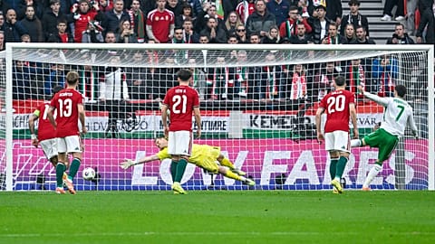 Az ír Troy Parrott (7) tizenegyesből gólt szerez a magyar - ír labdarúgó vb-selejtezőn a Puskás Arénában 2025. november 16-án