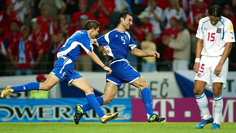 A görög Trajanosz Dellasz (5) a góját ünnepli, a cseh Milan Baros (15) összezuhan a 2004-es EB-elődöntőn Portóban 2004. július 1-jén