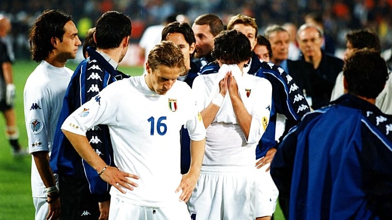 Olasz válogatott játékosok miután nyerő helyzetből elveszítették a Franciaország elleni Eb-döntőt (1-2) Rotterdamban 2000. július 2-án 