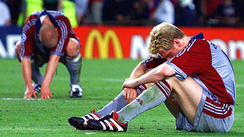 Padlón (füvön) a Bayern Müncen játékosai Stefen Effenberg (jobbra) és Carsten Jancker az MU ellen elveszített (1-2) BL-döntő a barcelonai Nou Camp stadionban 1999. május 26-án