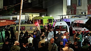 أشخاص يتجمعون بجوار سيارات الإسعاف خارج المستشفى الذي نقلوا إليه ضحايا الغارة الإسرائيلية التي ضربت مخيم عين الحلوة، الثلاثاء 18 نوفمبر/تشرين الثاني 2025. 