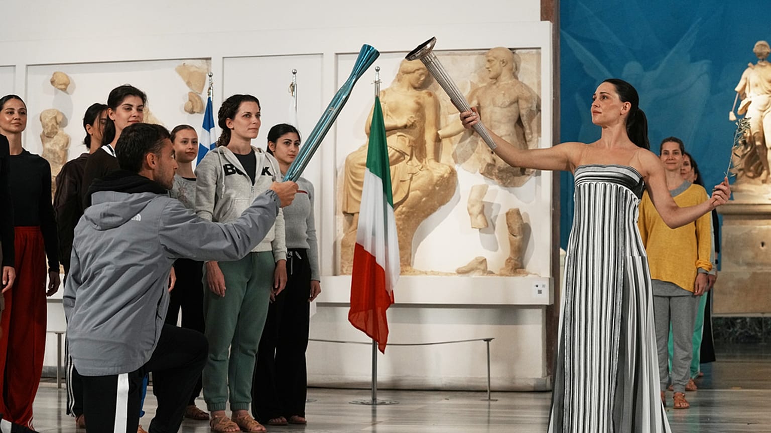 φωτό από την πρόβα της παράδοσης της Φλόγας