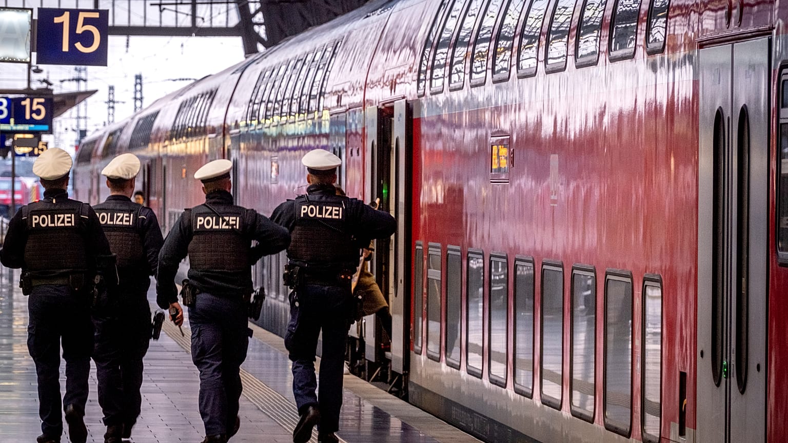 Polizisten am Frankfurter Hauptbahnhof, 12. März 2024