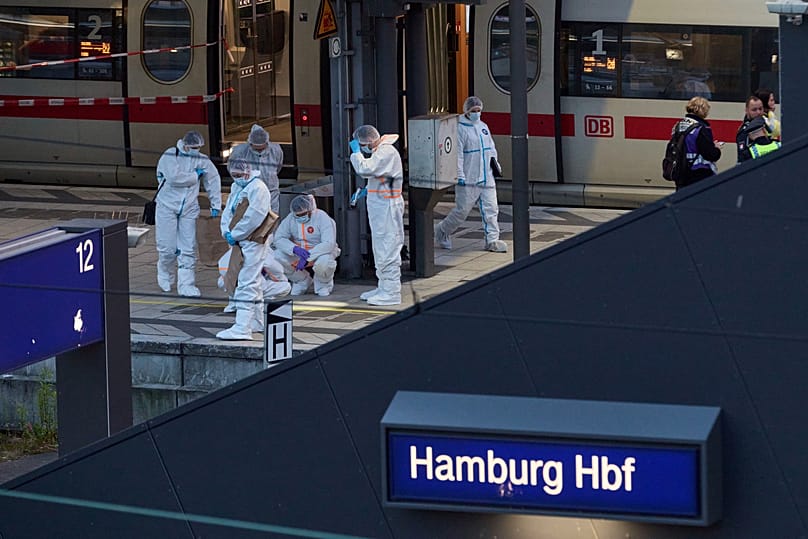 Polizei und Spurensicherung nach einem Messerangriff am Hamburger Hauptbahnhof, 23. Mai 2025