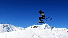 In Italien müssen Skifahrerinnen und Skifahrer jetzt Helme tragen. Wer ohne Helm fährt, riskiert eine Geldstrafe.