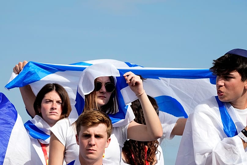 فعالية "مسيرة الأحياء" السنوية لإحياء ذكرى ستة ملايين ضحية من ضحايا الهولوكوست في أوشفيتز، بولندا، يوم الاثنين 6 مايو/أيار 2024.