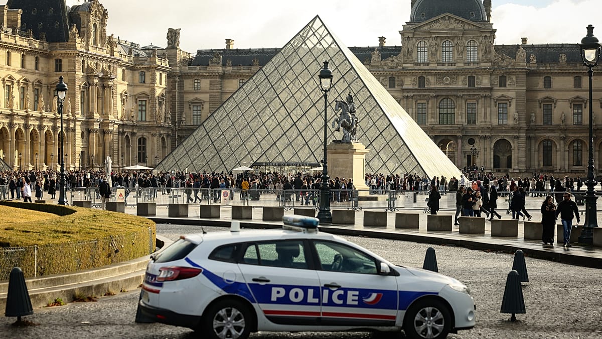 Cambriolage du Louvre : quatre personnes arrêtées, dont un homme suspecté d'appartenir au commando