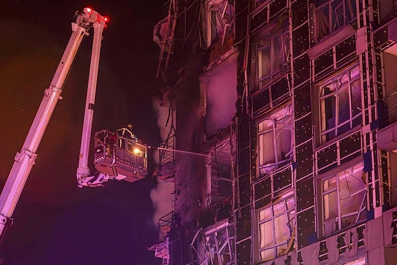 فرق الطوارئ تعمل على إخماد حريق اندلع بعد هجوم روسي في كييف – أوكرانيا، في 25 نوفمبر 2025.