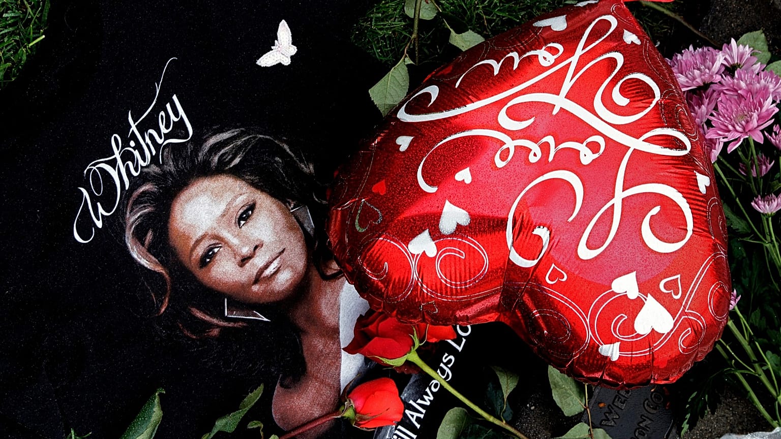Des objets sont exposés près d'un portrait de Whitney Houston lors d'une cérémonie d'hommage à la star disparue, en Californie, le 13 février 2012.