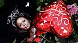 Gli oggetti sono esposti vicino a un’effigie di Whitney Houston, a un memoriale per la compianta star in California, il 13 febbraio 2012.