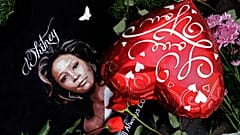Se exponen objetos junto a una imagen de Whitney Houston en un homenaje a la estrella fallecida en California el 13 de febrero de 2012.